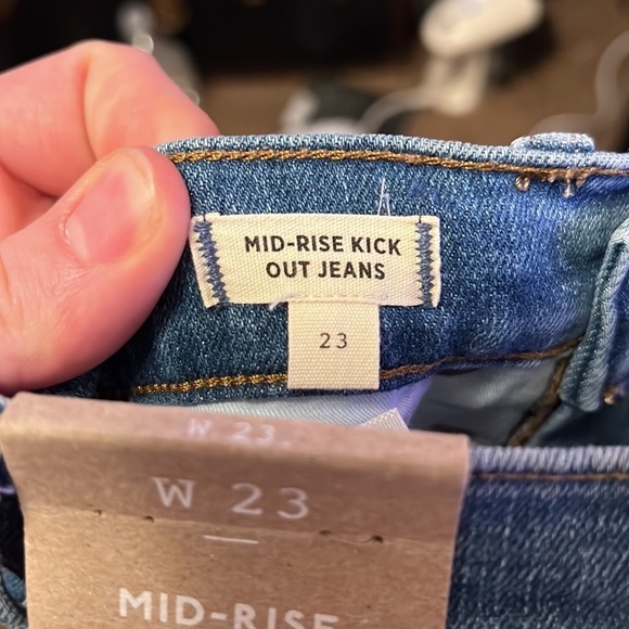 Madewell Kick Out Crop Jeans in Cherryville Wash - Picture 14 of 16